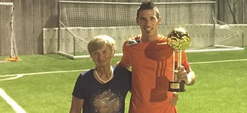Marlene Riviera, moglie di Armando, premia il capitano giallonero Thomas Lorenzi