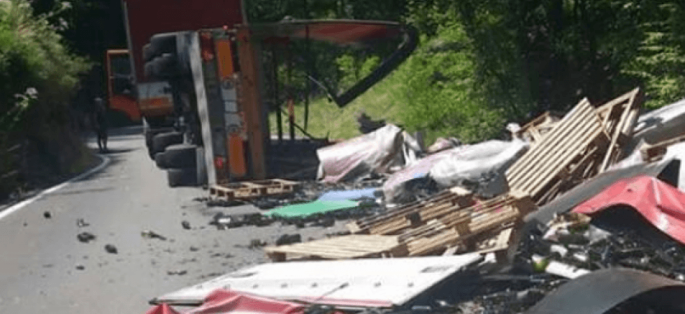 Si ribalta il rimorchio di un camion a Primolano