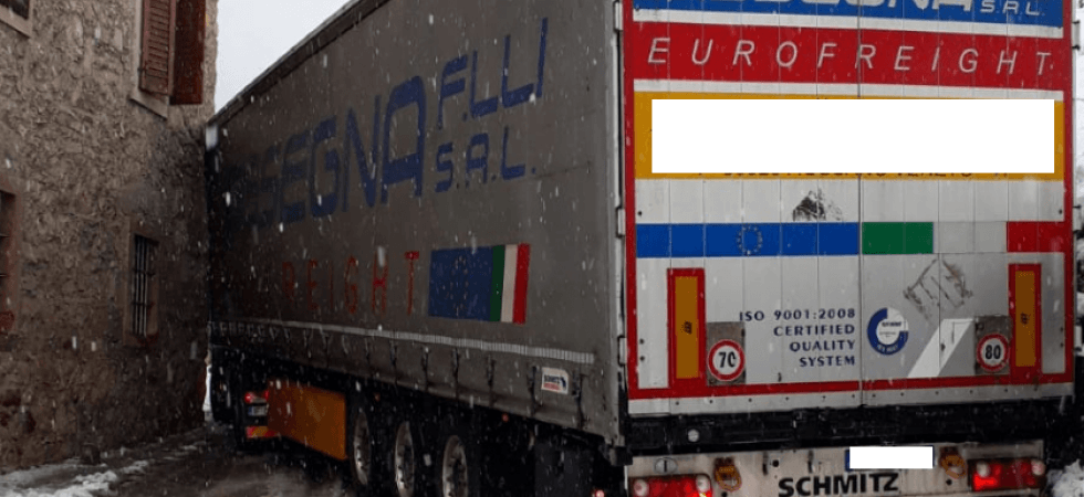 Il camion è senza catene slitta e sbatte su una casa