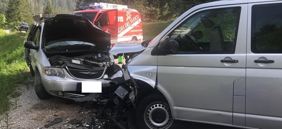Violento frontale in Val Rendena, otto giovani trasportati in ospedale