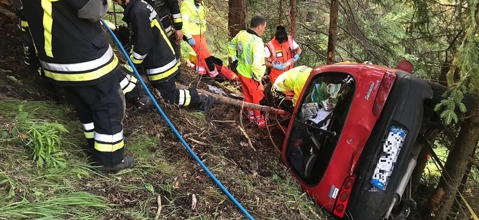 Finisce con l'auto nella scarpata per 40 metri