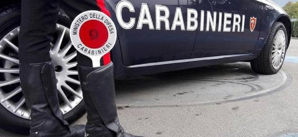 Colta in flagrante mentre ruba in un garage, addosso le trovano pure della droga