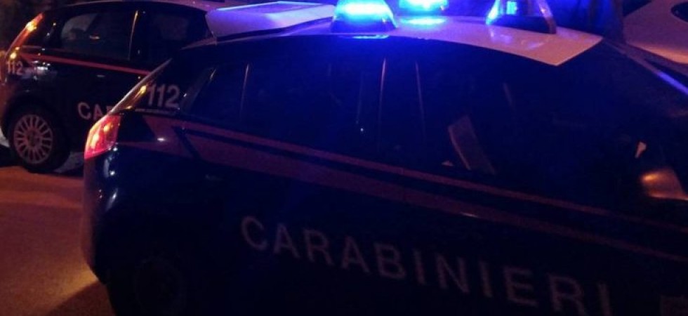 Picchia la compagna nel cuore della notte ma lei riesce a chiamare i carabinieri