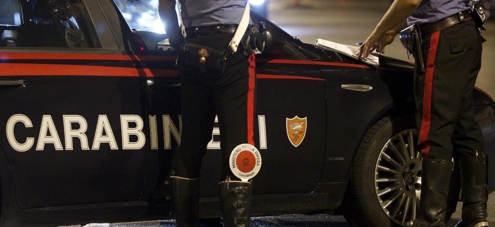 Vede i carabinieri e cerca di sbarazzarsi di un pacchettino