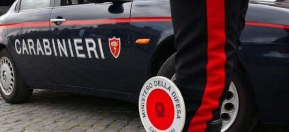 Doveva essere ai domiciliari, invece era in strada con dell'hashish e alla vista dei carabinieri se la dà a gambe