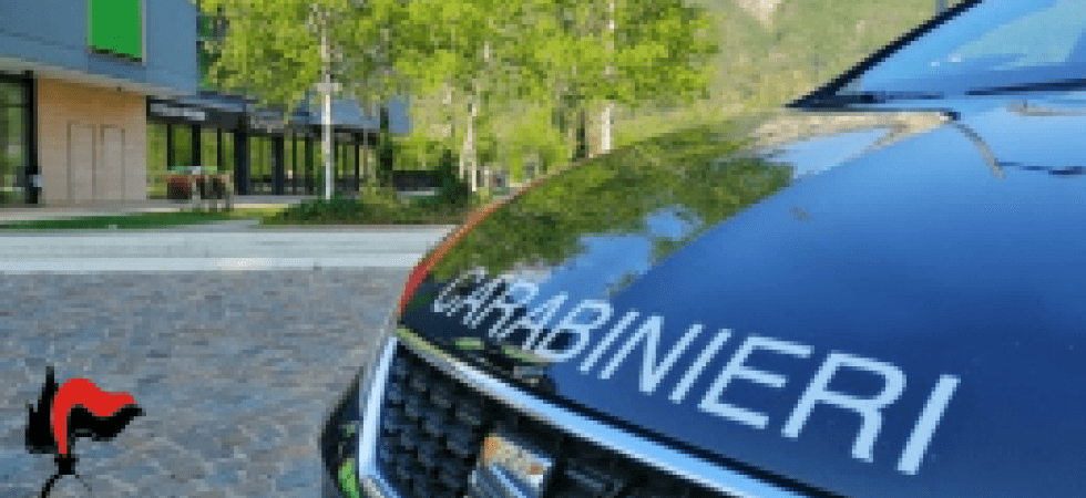 I carabinieri gli chiedono le generalità, lui rifiuta di identificarsi: 26enne agli arresti domiciliari