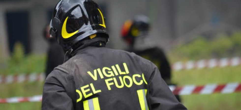 Petardo artigianale inesploso a bordo strada, intervengono i pompieri: Non toccateli potrebbe essere pericoloso''
