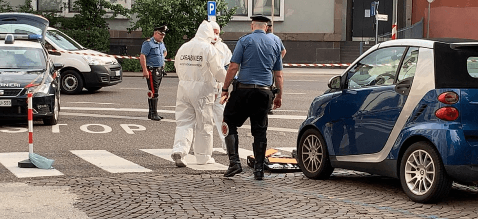 Ferito con delle bottigliate in centro, denunciati due giovani incastrati dalle telecamere