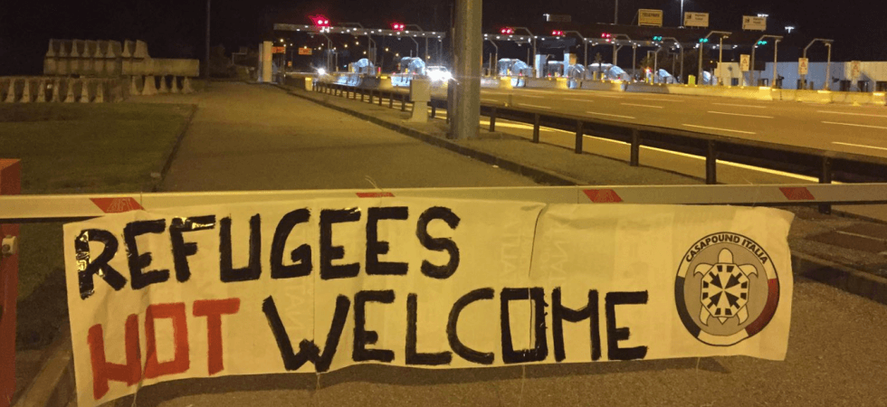 "Refugees NOT welcome", la protesta di CasaPound con 50 striscioni in A22 e la "resa" all'inglese
