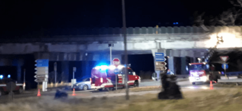 Crolla un cornicione di cemento dal cavalcavia della Valsugana, ferrovia interrotta