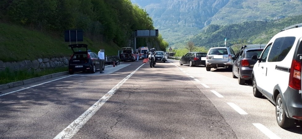 Un'auto è in manovra e viene centrata da una moto