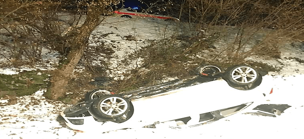 Strade ghiacciate e rischi aumentano: una ragazza perde il controllo dell'auto e precipita nella scarpata