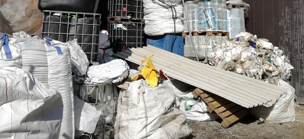 Aveva abbandonato arredi da bagno e indumenti, tappetini e suppellettili da cucina al Bicigrill, mille euro di multa
