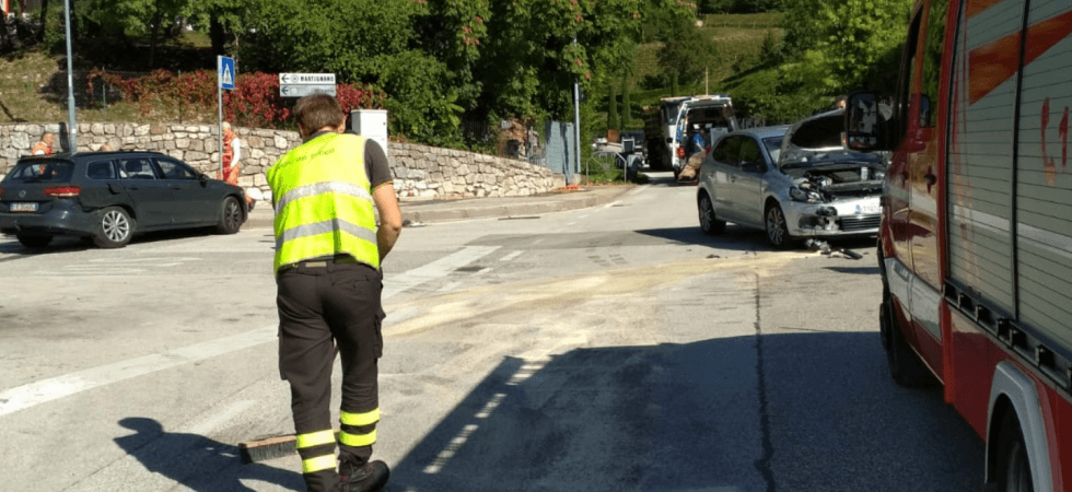 Scontro tra due auto a Martignano, vigili del fuoco e polizia locale sul posto