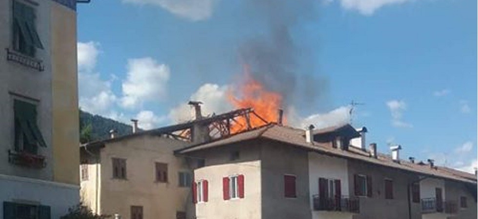 A fuoco una casa, a rischio altre abitazioni limitrofe
