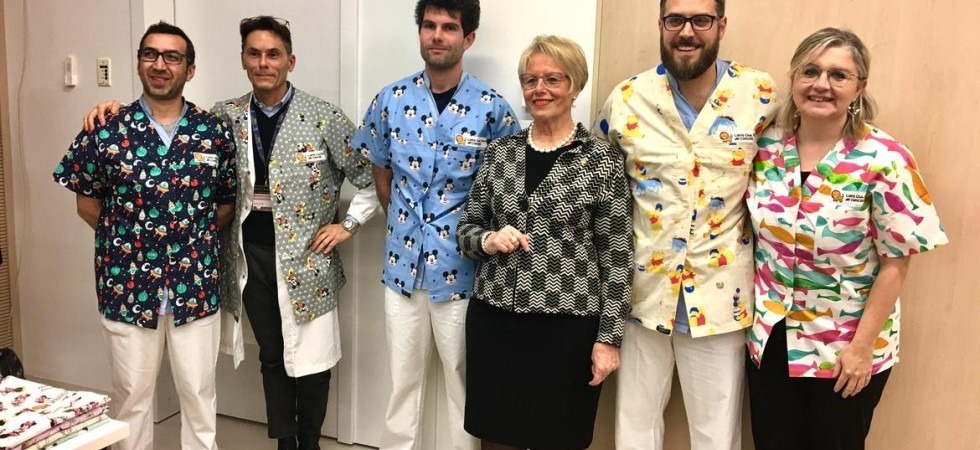 Casacche colorate per i medici della protonterapia infantile