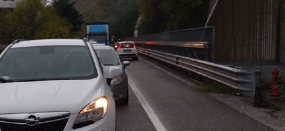C'è la coda in Valsugana per due incidenti e allora ecco chi si gira e scende contromano