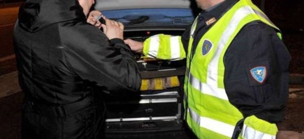 Finisce con l'auto fuori strada, nel sangue un livello di alcol superiore al coma etilico