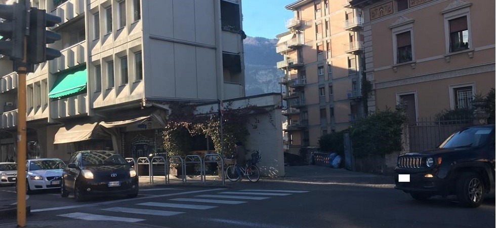 Imbocca via Veneto a Trento contromano e rischia un frontale