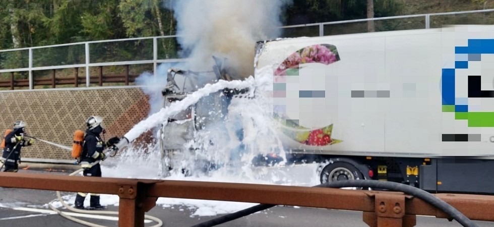 Paura in A22, camion che trasporta piante e fiori avvolto dalle fiamme