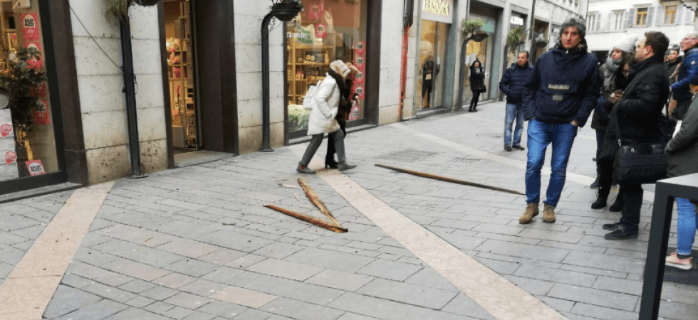 Si stacca un pezzo di cornicione, colpita una signora