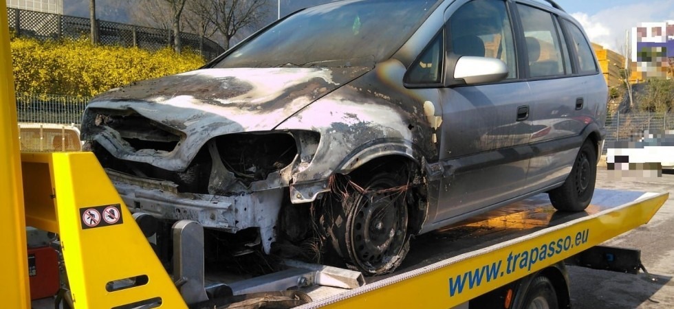 Auto in fiamme ai Crozi, chiusa la galleria di Martignano verso Pergine e traffico deviato