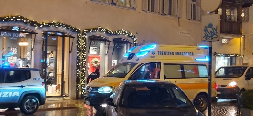 Trento, un furgone urta una donna in pieno centro, macchina dei soccorsi in azione