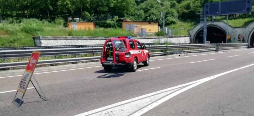 Un furgoncino viene tamponato e si ribalta in galleria, traffico bloccato lungo la Gardesana