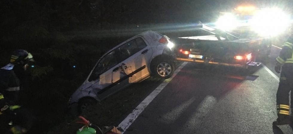 Perdono il controllo dell'auto e finiscono in una scarpata, paura per quattro ragazzi