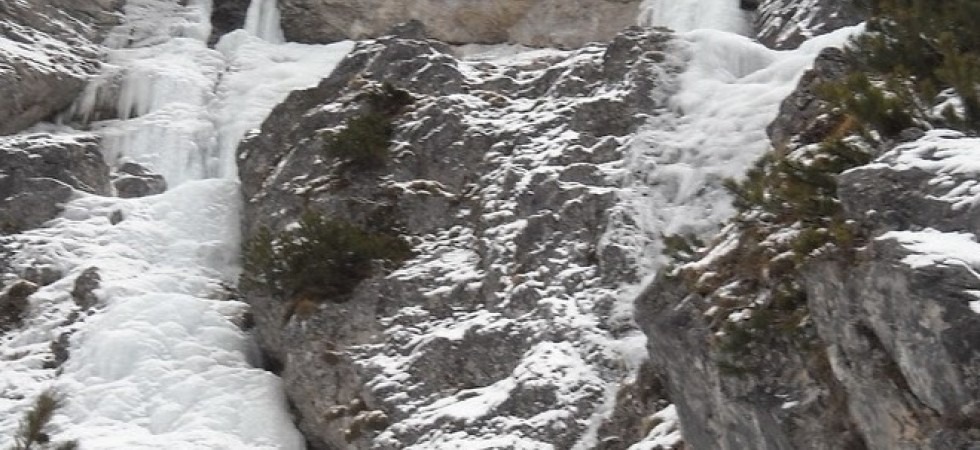 Tragedia in montagna, precipita da una cascata di ghiaccio e muore