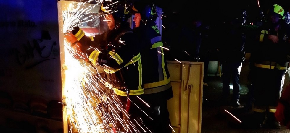 E' rimasto incastrato nella campana per la raccolta di indumenti usati