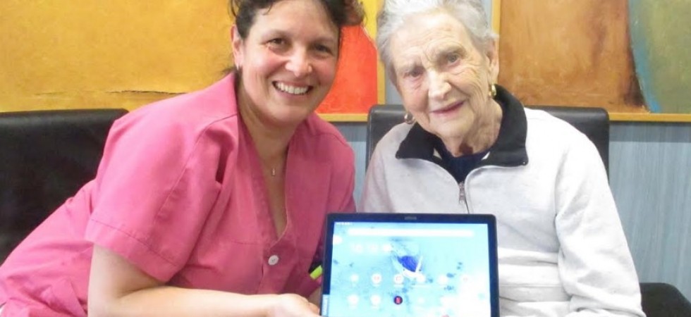 Coronavirus, regalati dei tablet alla casa di riposo: ora gli anziani videochiamano i propri cari