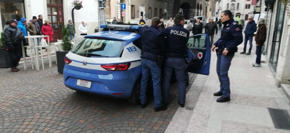Inseguimento in pieno centro, getta a terra la merce per ostacolare la corsa dei poliziotti, arrestato un uomo