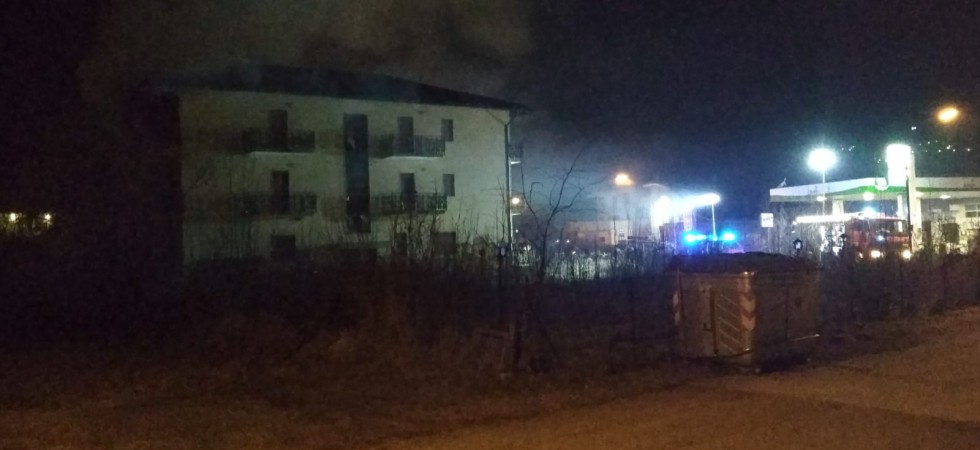 Colonna di fumo e fiamme, incendio in un albergo abbandonato in Valsugana