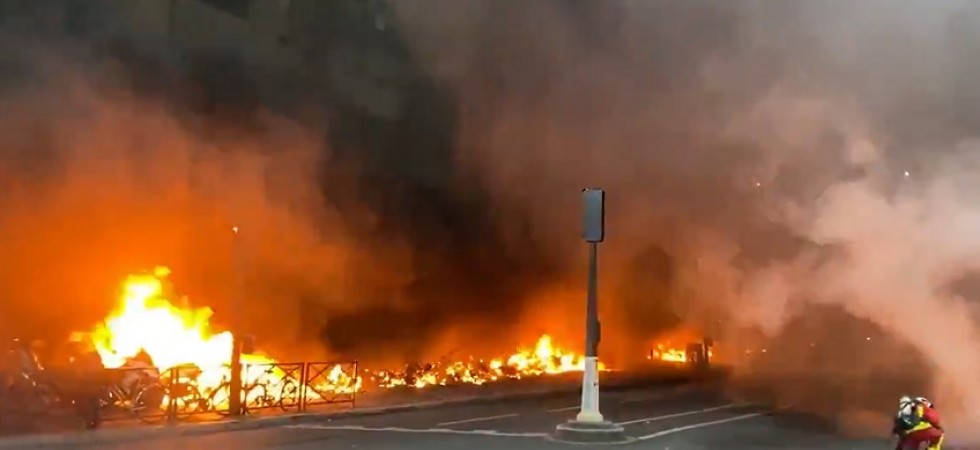 Parigi, scontri e poi un terribile incendio alla Gare de Lyon
