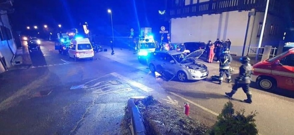 Foto tratta da Facebook Scontro tra due auto, paura a Cles
