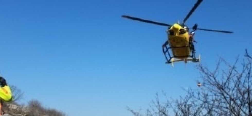 Boscaiolo al lavoro travolto da un tronco, grave incidente in Val di Fassa