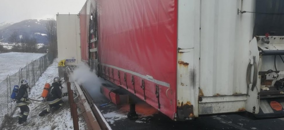 Incendio in A22, in fiamme il rimorchio di un camion
