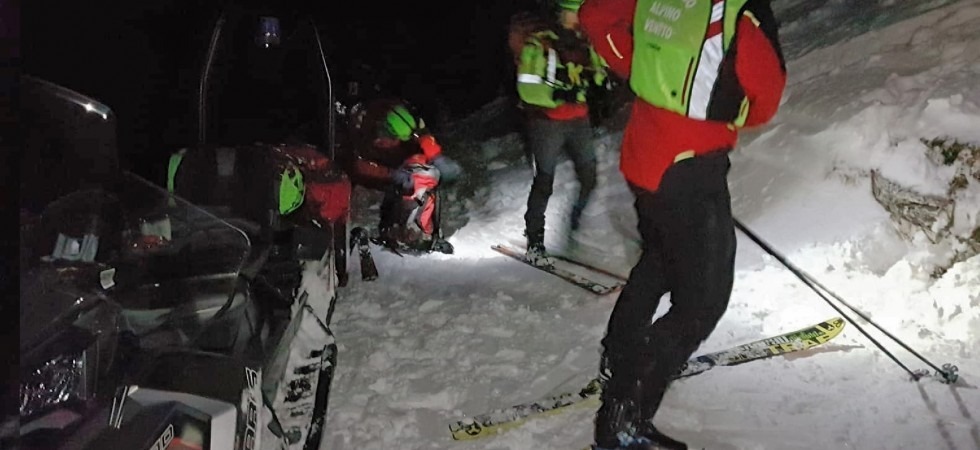 Valanga travolge scialpinista e lo trascina per 500 metri, trasportato in ipotermia all'ospedale di Trento