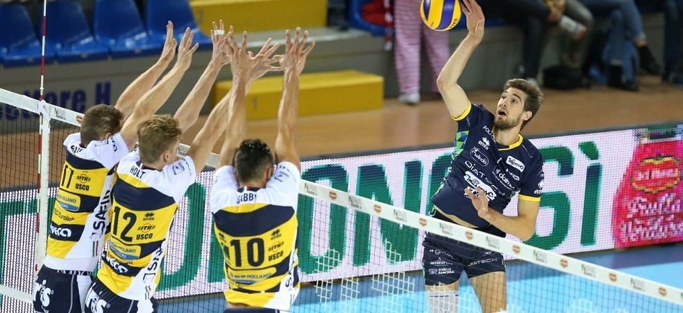 Un attacco di Luca Vettori (foto Marco Trabalza)