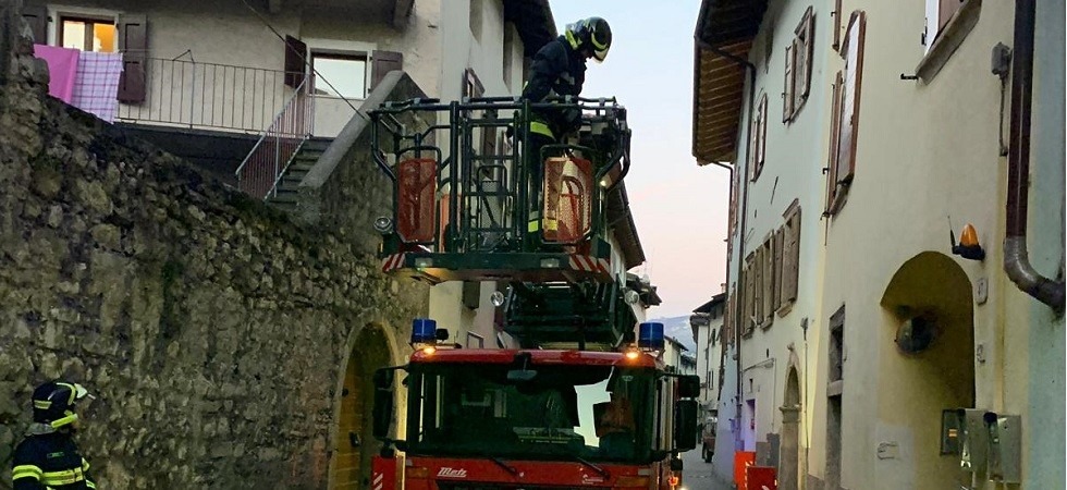 Cadono tegole e una grondaia rischia di crollare, due palazzine messe in sicurezza