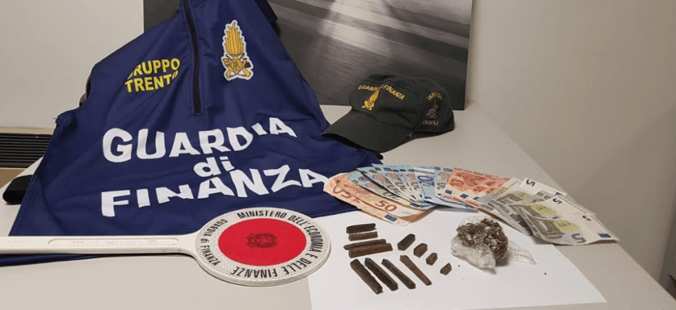 Stava vendendo droga a due giovani in Piazza Dante