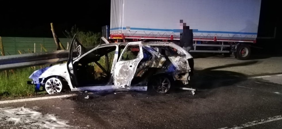 Esce di strada e finisce contro un guard-rail