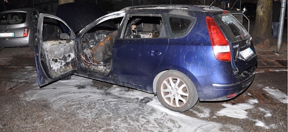 Spaccano il finestrino e gettano dentro giornali incendiati, il questore si accorge e lancia l'allarme
