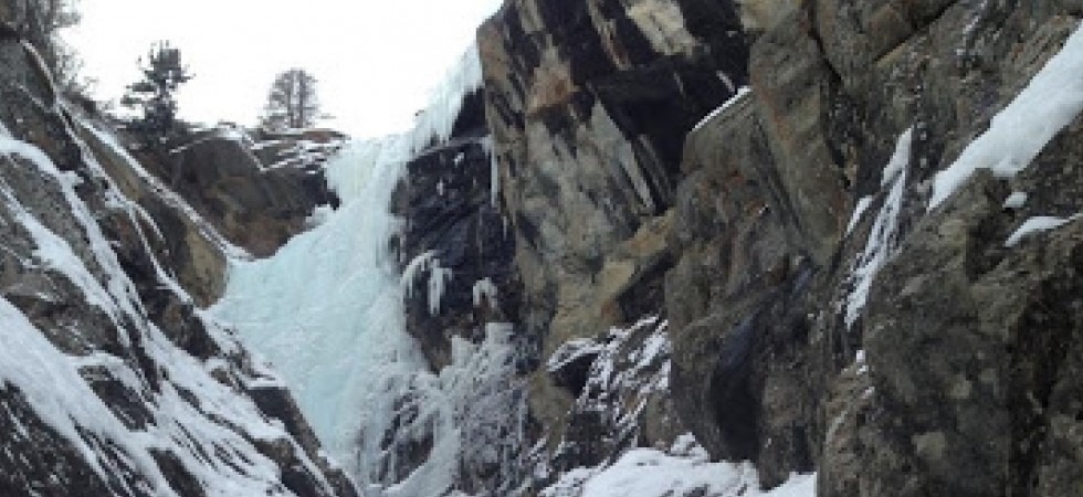 Precipita da una cascata di ghiaccio davanti agli occhi della compagna, 56enne perde la vita
