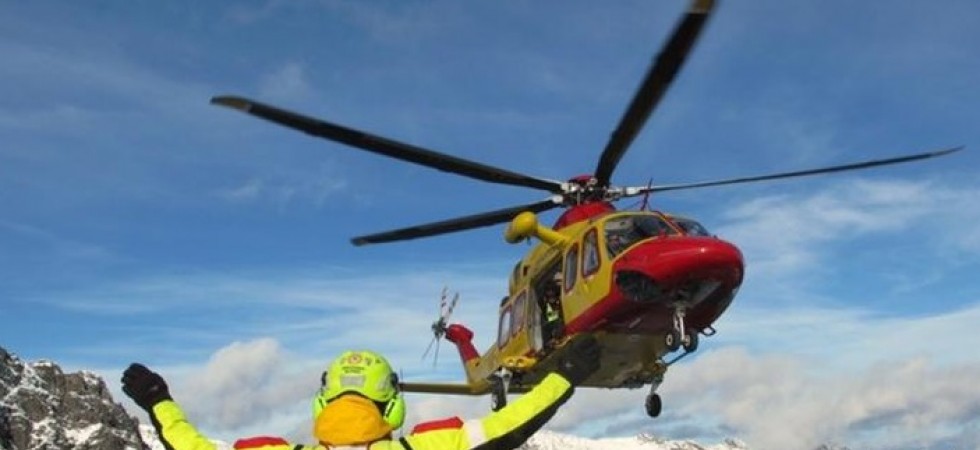 Raffica di incidenti in montagna, uno scalatore perde l'appiglio e precipita mentre due scialpinisti vengono sfiorati da un