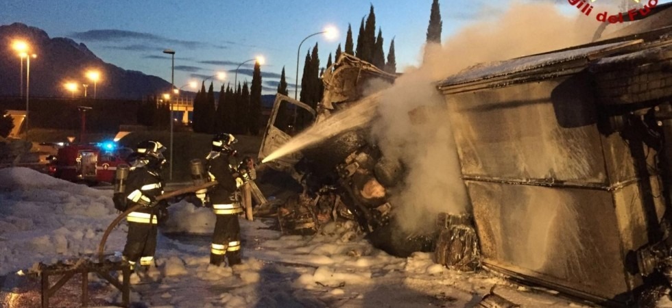 Un autotreno si schianta contro le protezioni, si rovescia e prende fuoco