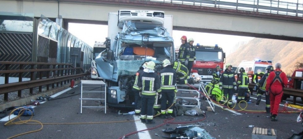 Violento scontro in A22, coinvolti due mezzi pesanti