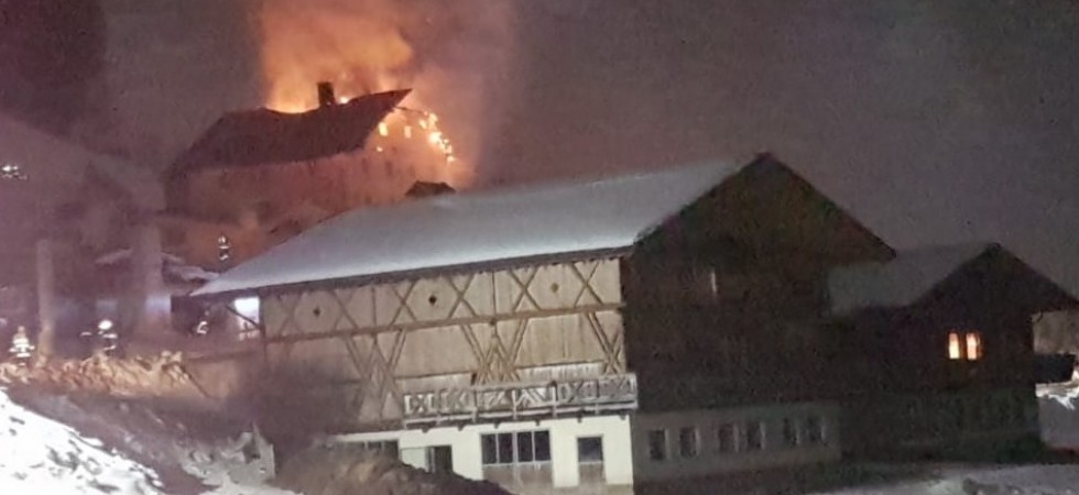 Furioso incendio nella notte, distrutto un edificio