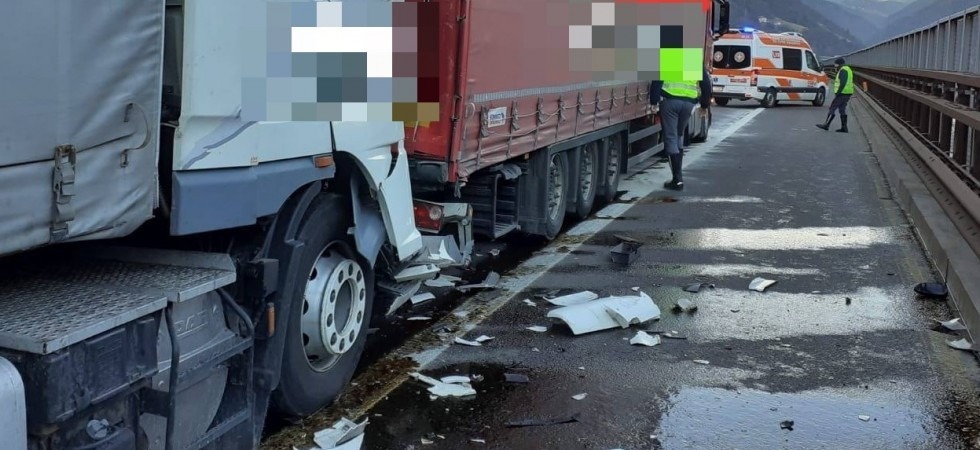 A22, schianto tra mezzi pesanti